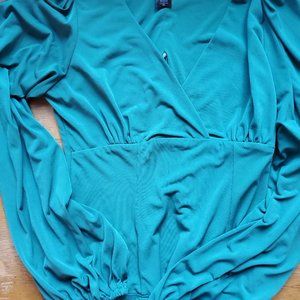 La femme en noir Bishop Green Blouse